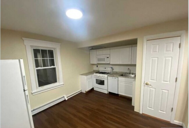Building Photo - 321 New Milford Ave