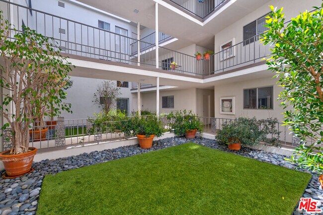 Building Photo - 516 San Vicente Blvd