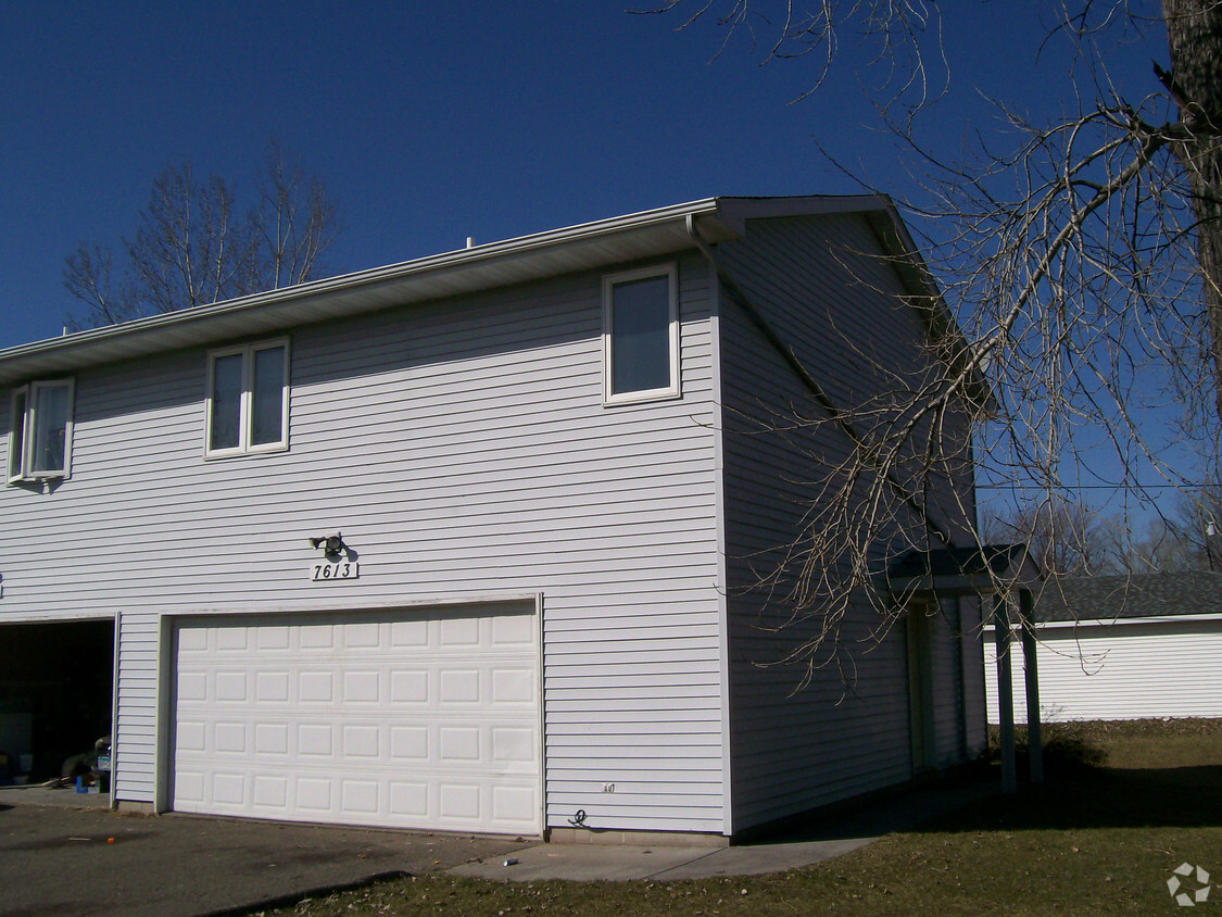 Building Photo - 7613-7623 Woodlawn Dr