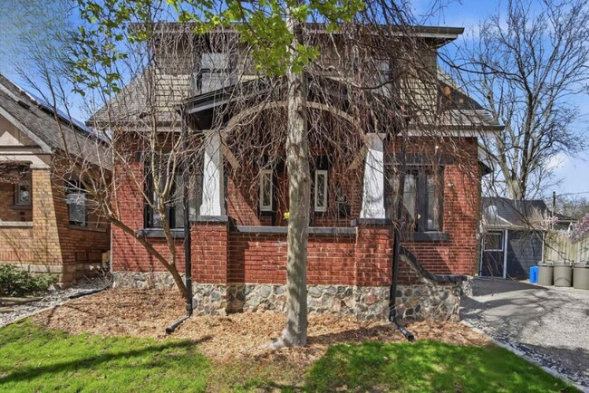 Building Photo - Charming and spacious 3-bedroom, 1-bathroom property offering approximately 1,500 sq. ft. of comf...