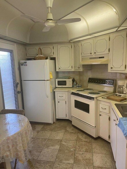 Building Photo - 4 Greenway Village N