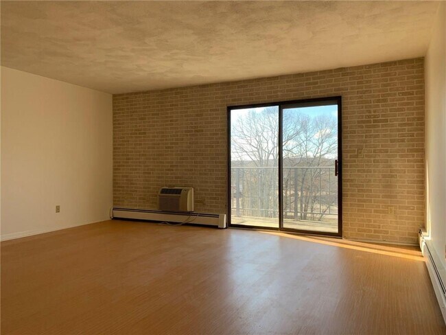 Building Photo - 756 Quaker Ln
