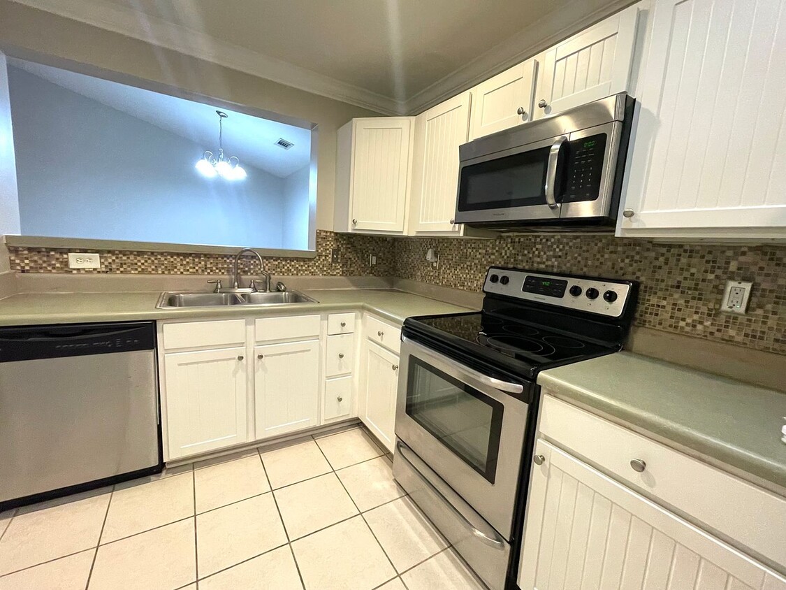 Foto principal - 2 bedroom, 2 bath condo, minutes from campus!