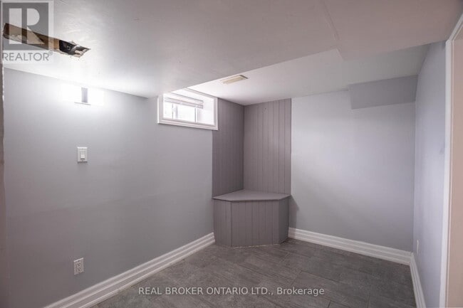Building Photo - 32 Grove St W