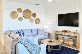 Building Photo - 15405 Grn Acrs Ave