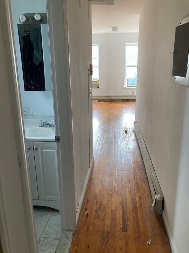 Building Photo - Sunny 1BR in Cobble Hill