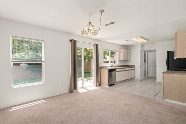 Building Photo - Beautiful home in NE Heights!