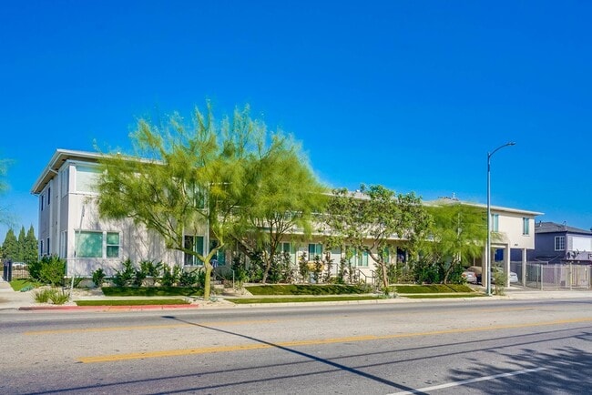 Foto del edificio - 3121 W Slauson