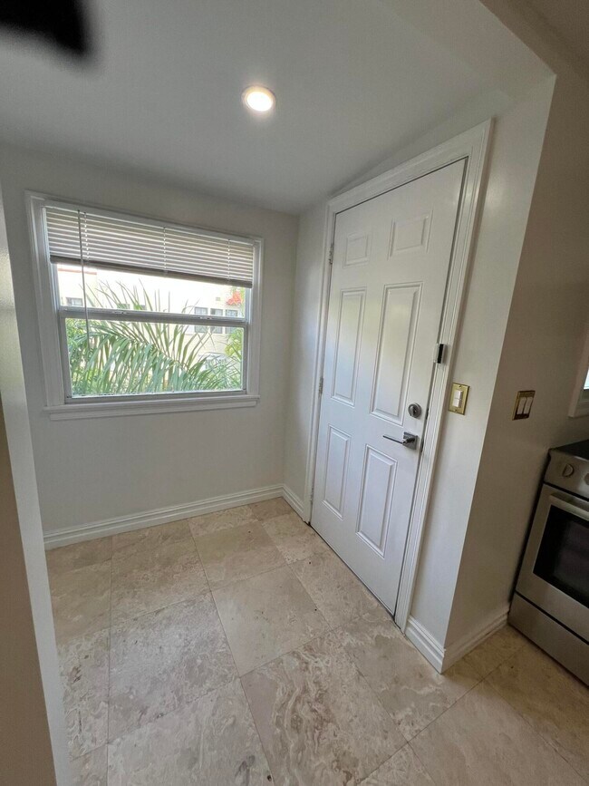 Building Photo - 252 Oleander Ave