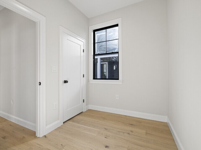Foto del edificio - 48R Woodward St