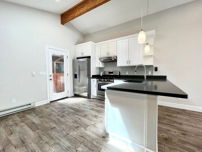 Foto del edificio - Stunning 1-Bed, 1-Bath with Private Entrance/Parking - UTILITIES INCLUDED!