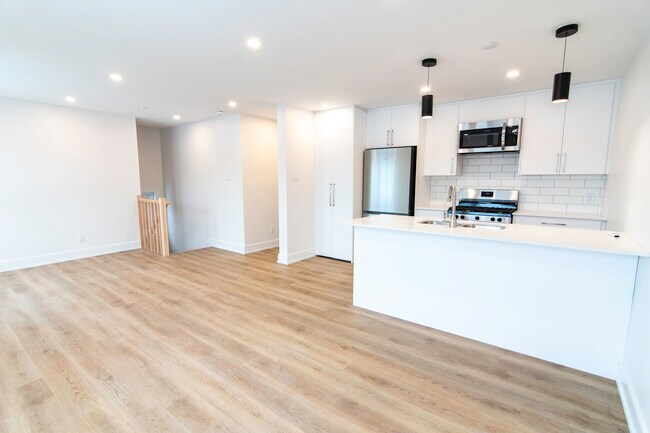 Photo du bâtiment - Unit 1B | Upper Level | 2 Bedroom, 1 Bathroom