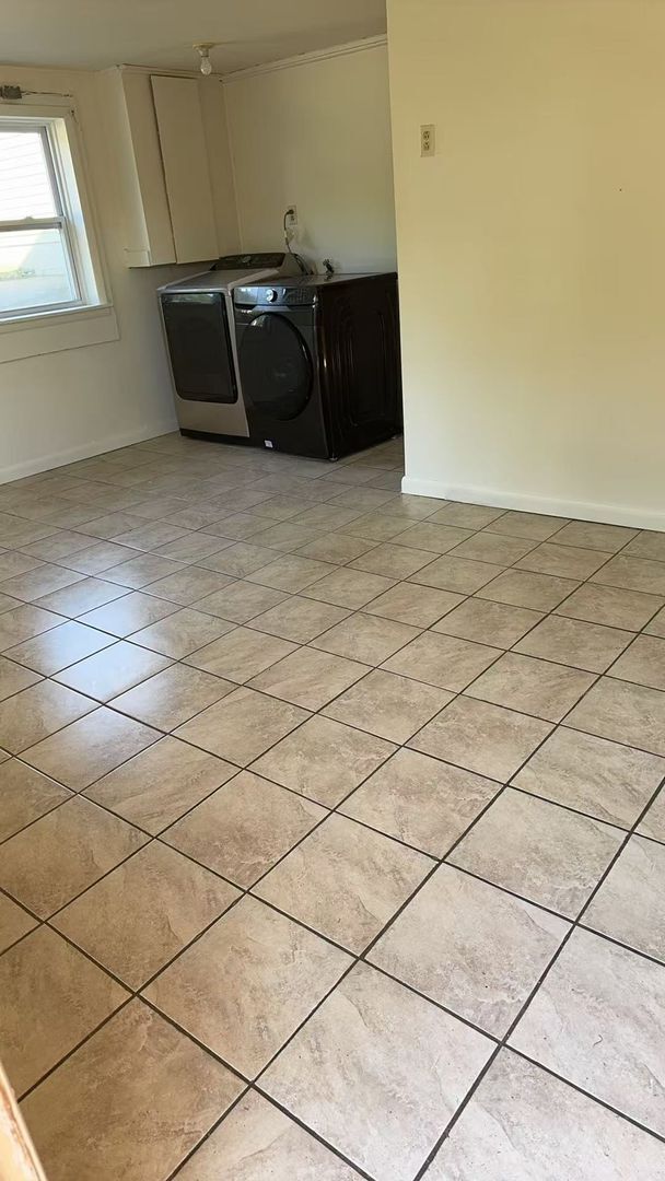 Building Photo - 3 Bedroom House Available for Immediate mo...