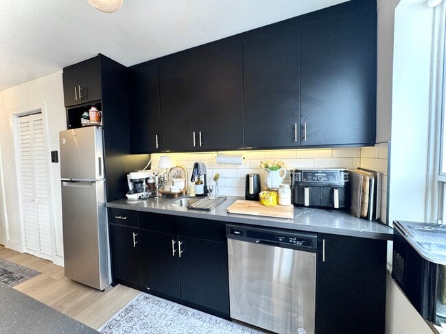 Building Photo - 420 Eglinton Ave E