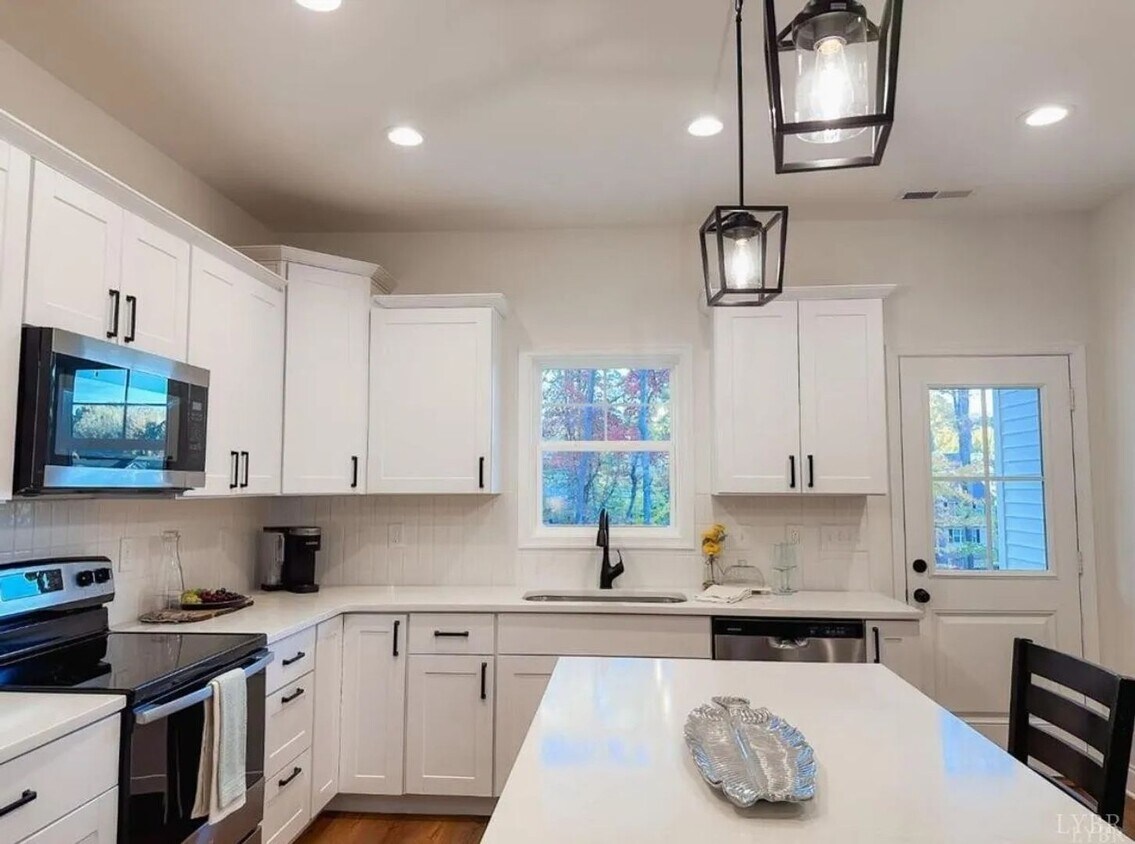 Foto del edificio - Gorgeous new construction townhome in Heritage school district!