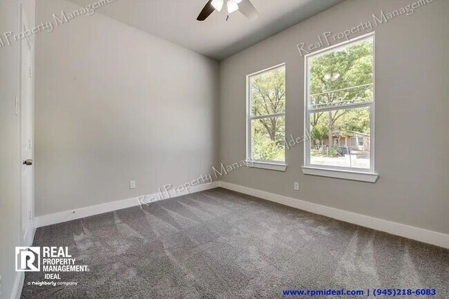 Foto del edificio - 8728 Dunlap St