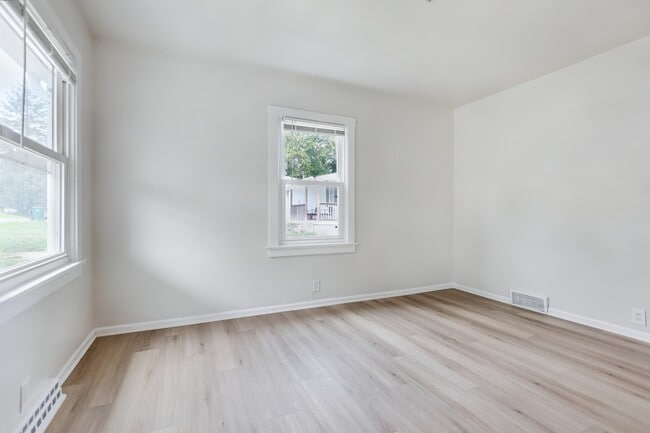 Building Photo - 3728 Standish Ave