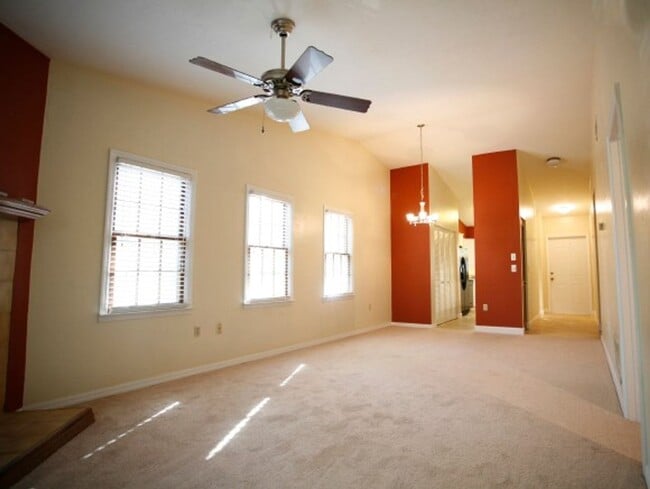 Building Photo - Beautiful 2 bedroom condo located in the u...