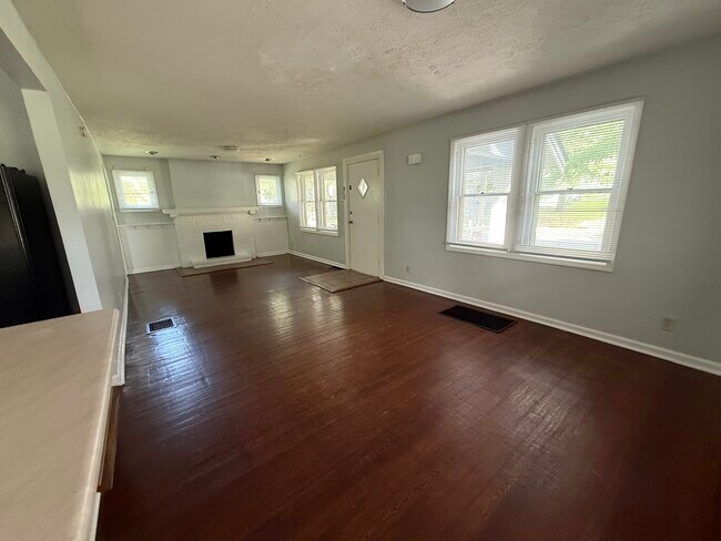 Building Photo - 1511 E Edwards Ave