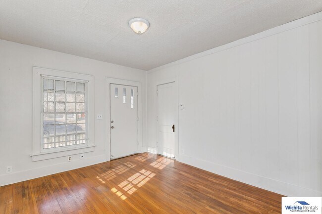 Building Photo - 1 Bedroom 1 Bathroom Duplex near Friends U...