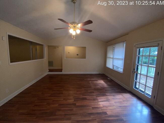 Building Photo - 429 Oakgrove Dr