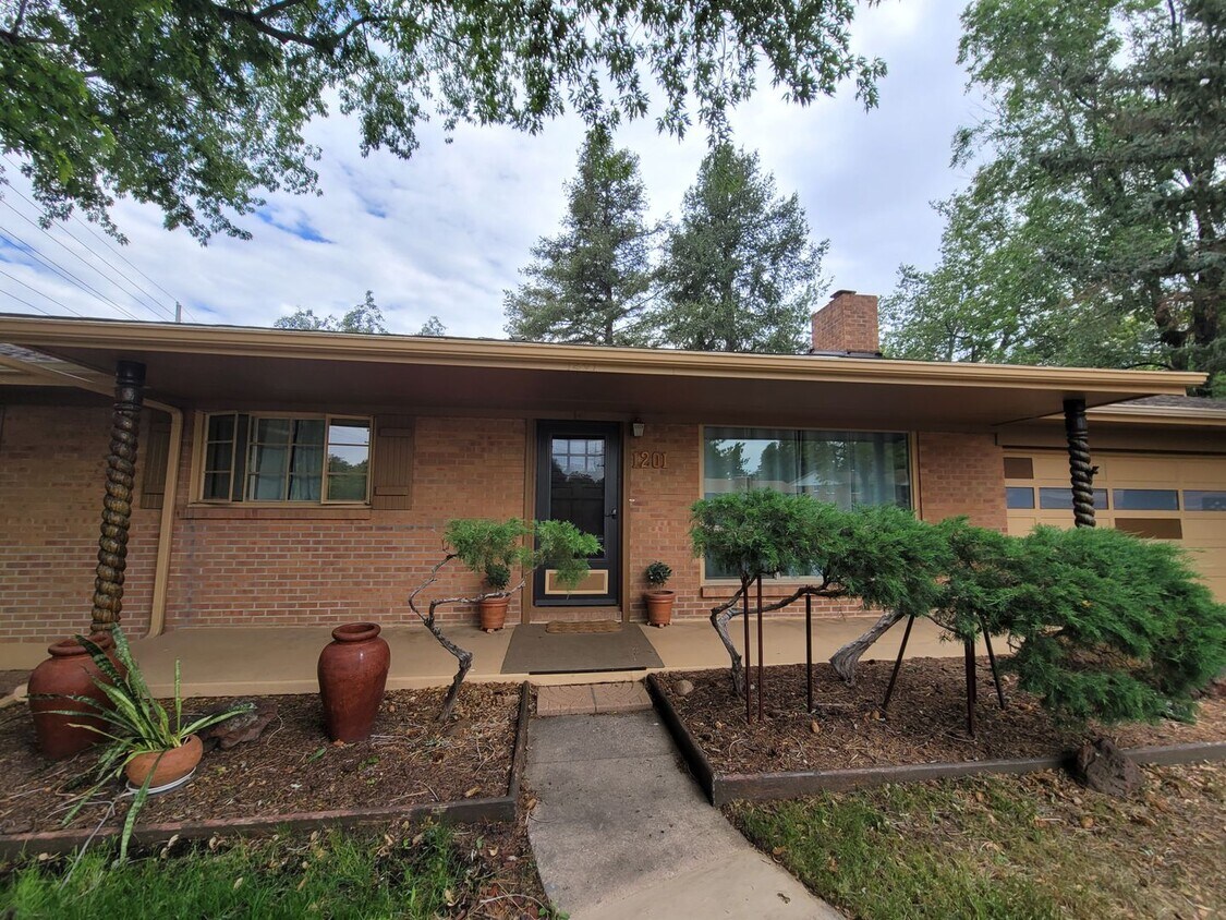 Foto principal - Cozy 3 Bedroom Home for Rent on Parkview Blvd
