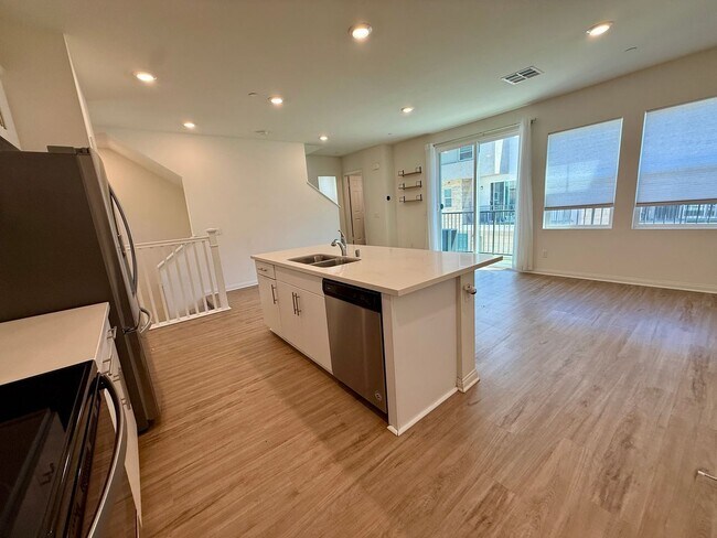 Foto del edificio - Luxury Townhome 3 level 2 car garage  modern kitchen must see charmer $3350