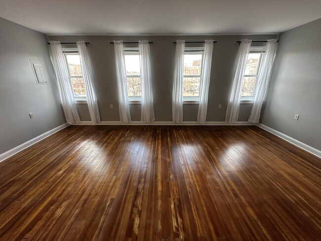 Great Room (Hardwood) - 802 S Broadway