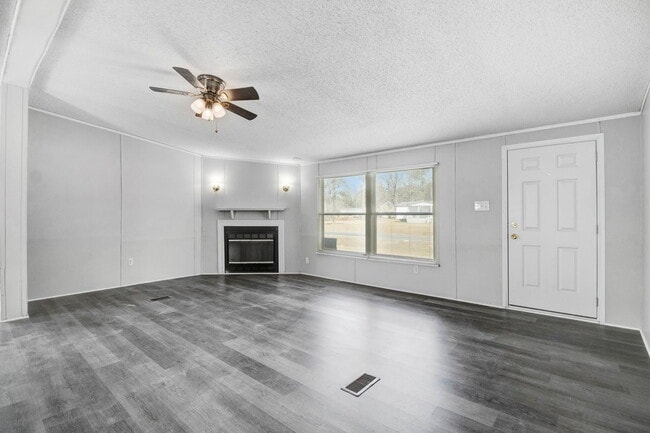 Building Photo - SPACIOUS 3 BR | 2 BA Manufactured Home in Pikeville!  *Trash Pick-up Included*