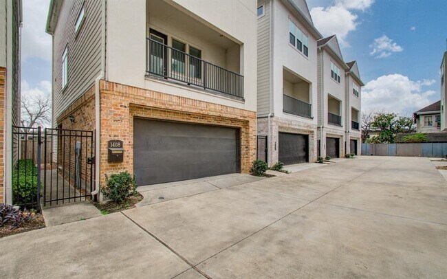Building Photo - 1408 Cleburne St