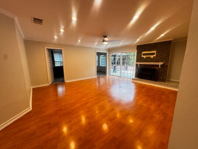 Foto del edificio - 925 Royal Oaks Dr
