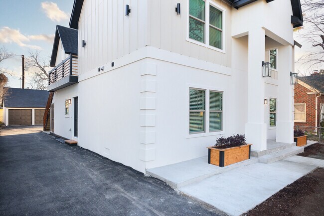 Building Photo - Mistletoe Manor