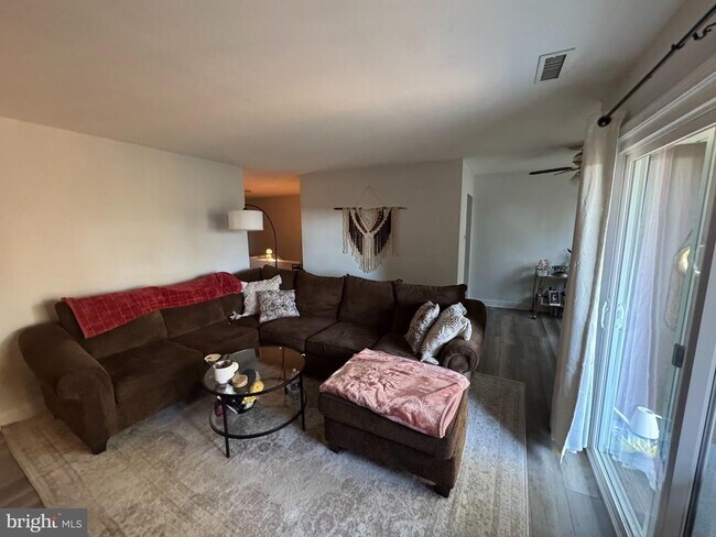 Building Photo - 504 Meadowview Ln
