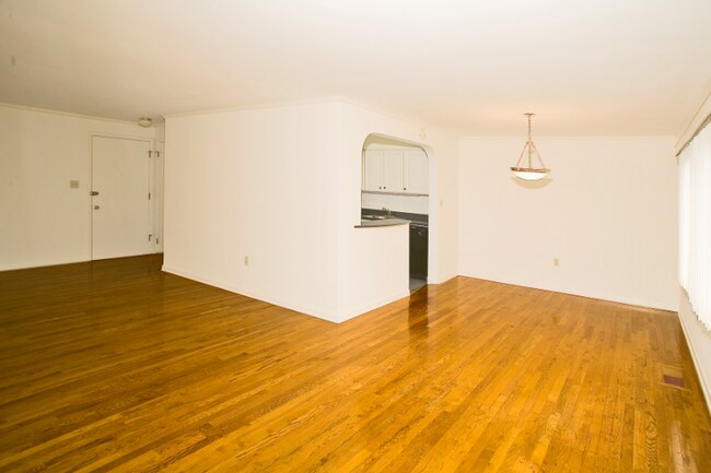 Foto del edificio - 3351 Warrensville Center Rd