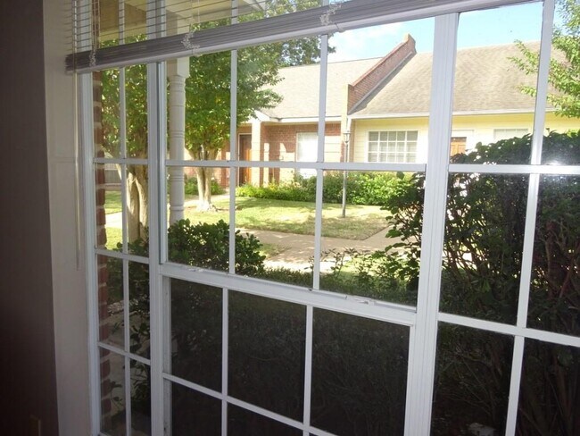 Building Photo - 2420 Stone Hollow Dr