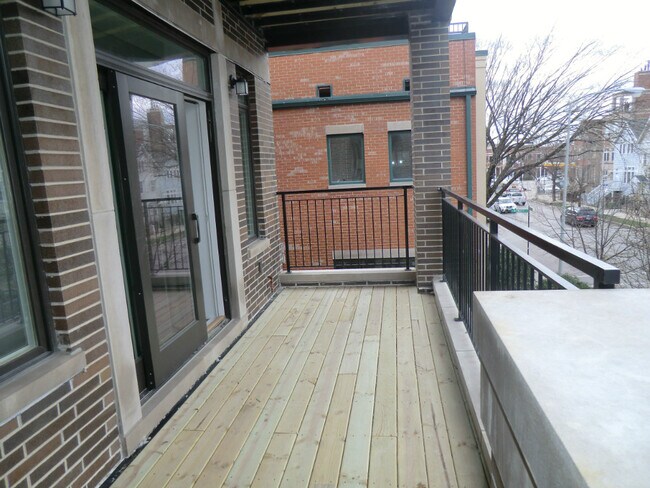 Building Photo - 1513 W Diversey Pky