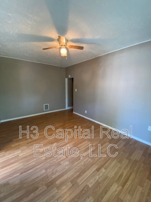 Foto del edificio - 2460 Benton St