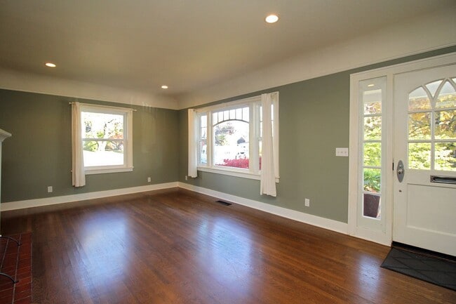 Building Photo - 4405 SW Condor Ave
