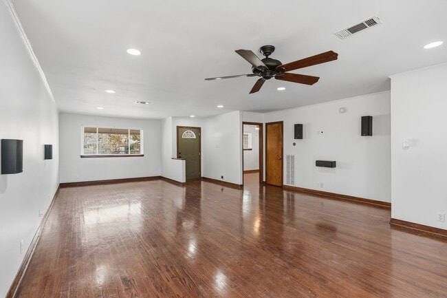 Building Photo - 5307 Poinciana Dr