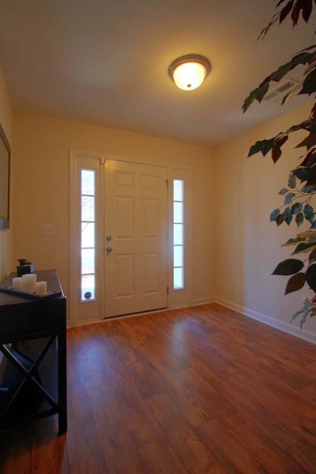 Building Photo - Spacious Like new 3 bedroom 3.5 bathroom T...