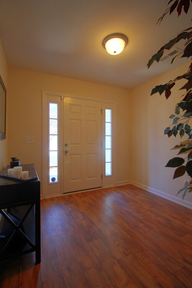 Foto del edificio - Spacious Like new 3 bedroom 3.5 bathroom T...