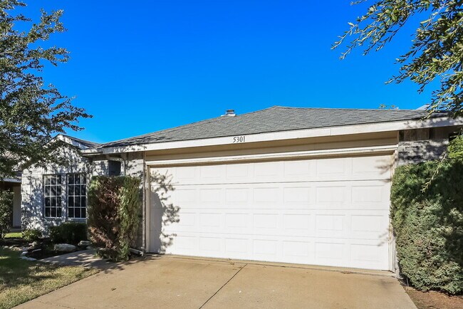 Building Photo - 5301 Royal Burgess Dr