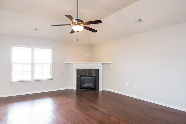 Building Photo - 2847 S Cherry Dr