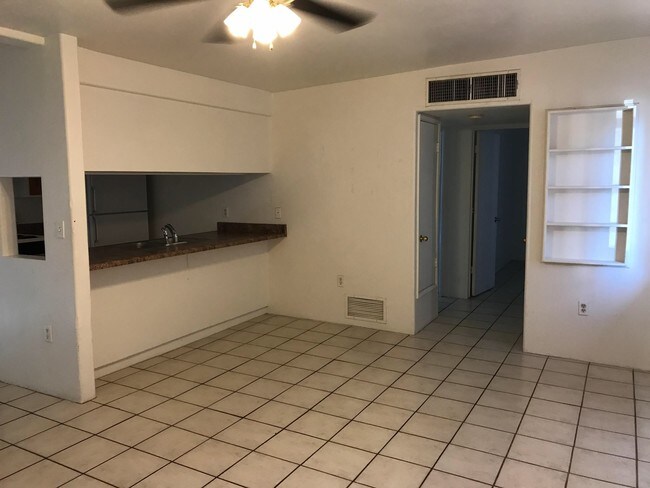 Building Photo - 940 N Palo Verde Blvd
