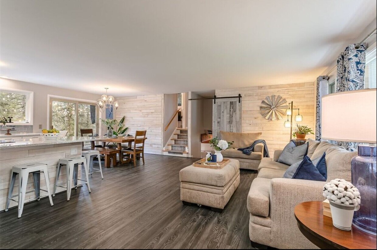 Foto principal - 3 Bed 1.5 Bath Pittsford STUNNER $3250