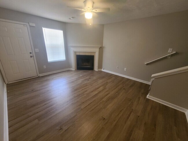 Foto del edificio - Gorgeous 3BR 2.5BA Home w/ Renovated Kitchen • Fenced Backyard• Garage Parking in Jonesboro