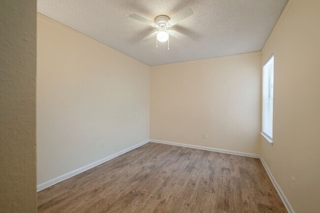 Building Photo - Updated 2 Bedroom, 1 Bath Duplex in a Grea...