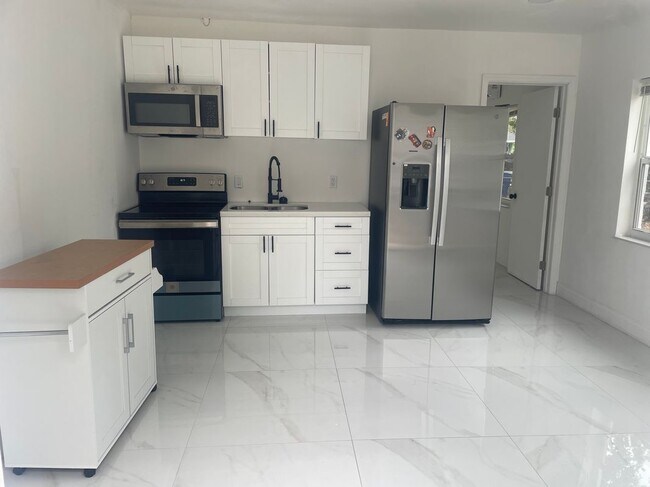 Foto del edificio - 809 NW 15th Ter