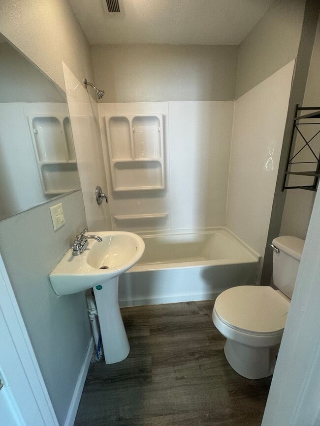 Building Photo - Adorable and spacious 1 bedroom 1 bath with a detached garage