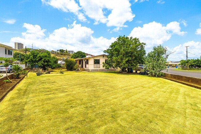 Building Photo - Charming 3 bedroom, 1 bath home with large...